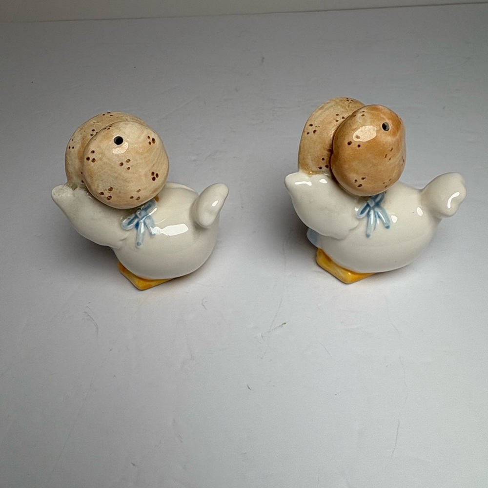 Charming Vintage Mrs. Goose Salt and Pepper Shakers - Picture 9 of 14